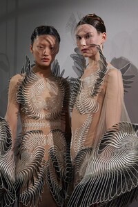 backstage-defile-iris-van-herpen-printemps-ete-2020-paris-coulisses-115.thumb.jpg.7192ddea4ddf2e9940f606075e257111.jpg