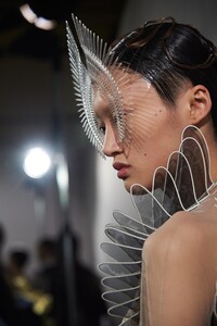 backstage-defile-iris-van-herpen-printemps-ete-2020-paris-coulisses-117.thumb.jpg.baa49c9ba09b464fffd3ba3f07fdbc38.jpg