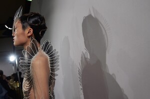backstage-defile-iris-van-herpen-printemps-ete-2020-paris-coulisses-118.thumb.jpg.e875931145b18bd1ebcc7bf0fd9f4ad6.jpg