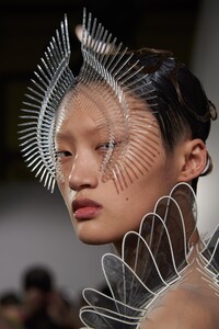 backstage-defile-iris-van-herpen-printemps-ete-2020-paris-coulisses-119.thumb.jpg.a07c0f5ef6c25d0b7deac16891f761ed.jpg