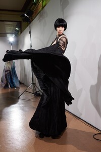 backstage-defile-iris-van-herpen-printemps-ete-2020-paris-coulisses-12.thumb.jpg.612ce4afd44025005841497695f8cf2b.jpg