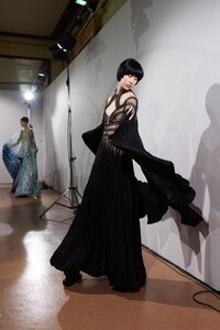 backstage-defile-iris-van-herpen-printemps-ete-2020-paris-coulisses-13.thumb.jpg.5027334fefe6a46509ab462e11124610.jpg