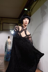 backstage-defile-iris-van-herpen-printemps-ete-2020-paris-coulisses-16.thumb.jpg.c87290e6806ba02883e57773e33f2019.jpg