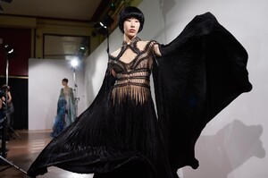 backstage-defile-iris-van-herpen-printemps-ete-2020-paris-coulisses-18.thumb.jpg.445f41afd91ebd4080d113591c07f7e4.jpg