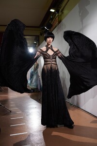 backstage-defile-iris-van-herpen-printemps-ete-2020-paris-coulisses-19.thumb.jpg.6fcf40d103c1418c334c4305d8a12765.jpg