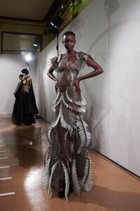 backstage-defile-iris-van-herpen-printemps-ete-2020-paris-coulisses-20.thumb.jpg.b230104b0f082cacf6c05c477ca7d916.jpg