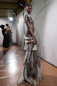 backstage-defile-iris-van-herpen-printemps-ete-2020-paris-coulisses-21.thumb.jpg.7348a926edc0ffb455e18302fea5180d.jpg