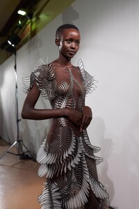 backstage-defile-iris-van-herpen-printemps-ete-2020-paris-coulisses-22.thumb.jpg.749480dcfea8461c23c12e9217ef5823.jpg