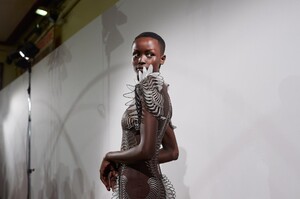 backstage-defile-iris-van-herpen-printemps-ete-2020-paris-coulisses-23.thumb.jpg.1fe2bc669a29eb622246871ac8b0bc43.jpg