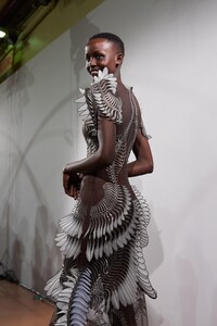 backstage-defile-iris-van-herpen-printemps-ete-2020-paris-coulisses-24.thumb.jpg.a5bb026ba6da2493f9797598121c538d.jpg