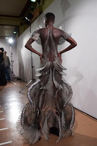 backstage-defile-iris-van-herpen-printemps-ete-2020-paris-coulisses-25.thumb.jpg.99995a4d5b499f3ad3348c5c5b2ed3b3.jpg