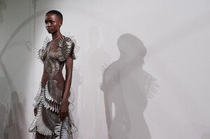 backstage-defile-iris-van-herpen-printemps-ete-2020-paris-coulisses-26.thumb.jpg.4d8ab8631194791c07cfe109aa1cc835.jpg