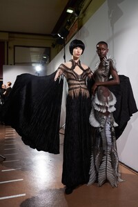 backstage-defile-iris-van-herpen-printemps-ete-2020-paris-coulisses-27.thumb.jpg.af42d8d5b0659e0e90952d50a3ccbf3b.jpg