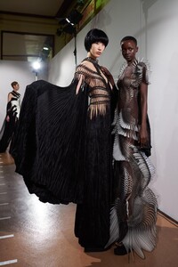 backstage-defile-iris-van-herpen-printemps-ete-2020-paris-coulisses-28.thumb.jpg.3231151f9e31d0afa400a99d8471fe55.jpg