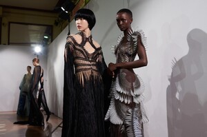 backstage-defile-iris-van-herpen-printemps-ete-2020-paris-coulisses-29.thumb.jpg.363c69ab3dcb07a07a3a5aa33db04712.jpg