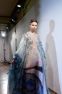 backstage-defile-iris-van-herpen-printemps-ete-2020-paris-coulisses-3.thumb.jpg.bb9eab93da91a69457240a0b99067653.jpg