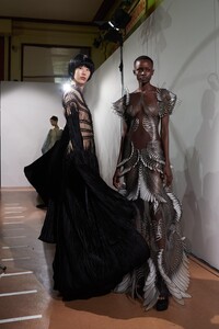 backstage-defile-iris-van-herpen-printemps-ete-2020-paris-coulisses-30.thumb.jpg.4976946cb7e6e18162599f64775be215.jpg