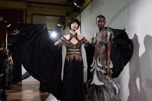 backstage-defile-iris-van-herpen-printemps-ete-2020-paris-coulisses-31.thumb.jpg.0d68883dc34543a45d4acebcc0149d63.jpg