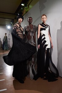 backstage-defile-iris-van-herpen-printemps-ete-2020-paris-coulisses-32.thumb.jpg.389203b8f3e41a49001fbb8460cc5a29.jpg