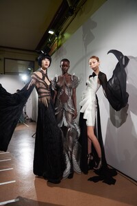 backstage-defile-iris-van-herpen-printemps-ete-2020-paris-coulisses-33.thumb.jpg.144fe1cd21ba53b64a7088f327451e74.jpg