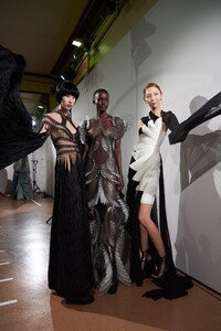 backstage-defile-iris-van-herpen-printemps-ete-2020-paris-coulisses-34.thumb.jpg.6579f9e4433f09aa3cb29aeaf24d4532.jpg