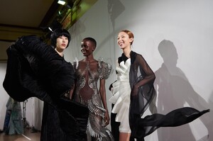 backstage-defile-iris-van-herpen-printemps-ete-2020-paris-coulisses-36.thumb.jpg.54e185f02da7a3ca88480867cc4c3733.jpg