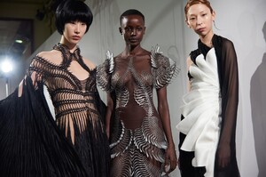 backstage-defile-iris-van-herpen-printemps-ete-2020-paris-coulisses-37.thumb.jpg.30a0c27a88db7158252e62454cdc6484.jpg