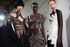backstage-defile-iris-van-herpen-printemps-ete-2020-paris-coulisses-37.thumb.jpg.79d71aa6853148cd489002cc9f8a0705.jpg