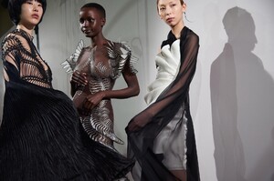 backstage-defile-iris-van-herpen-printemps-ete-2020-paris-coulisses-38.thumb.jpg.8c3cb29076a8e0c61d961ba2d7ed8e51.jpg