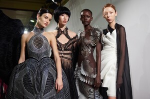 backstage-defile-iris-van-herpen-printemps-ete-2020-paris-coulisses-39.thumb.jpg.3dd70055a2274628b19e03941c5c34ef.jpg