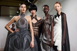 backstage-defile-iris-van-herpen-printemps-ete-2020-paris-coulisses-40.thumb.jpg.1adaa8e9900666567245aa582823635b.jpg