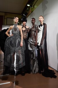 backstage-defile-iris-van-herpen-printemps-ete-2020-paris-coulisses-41.thumb.jpg.c0641d102d6e2a45cb3d0bc08d80d3af.jpg