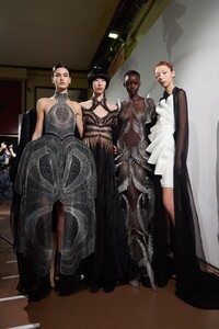 backstage-defile-iris-van-herpen-printemps-ete-2020-paris-coulisses-44.thumb.jpg.281d61ed916ba13f4f21871c44fb561d.jpg