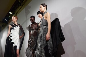 backstage-defile-iris-van-herpen-printemps-ete-2020-paris-coulisses-45.thumb.jpg.20641194d0d722de3c918f61c4350733.jpg