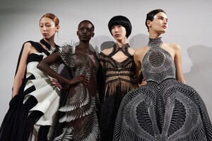 backstage-defile-iris-van-herpen-printemps-ete-2020-paris-coulisses-46.thumb.jpg.c0fe242f837fb2f95e5ca42972549e35.jpg