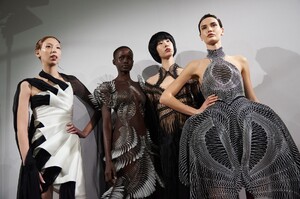 backstage-defile-iris-van-herpen-printemps-ete-2020-paris-coulisses-47.thumb.jpg.47b2f3bf43c8ac6712a4a48b8ccf5ac3.jpg