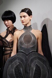 backstage-defile-iris-van-herpen-printemps-ete-2020-paris-coulisses-48.thumb.jpg.296375b952485f04bf2fd7f54b035bfc.jpg