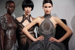 backstage-defile-iris-van-herpen-printemps-ete-2020-paris-coulisses-49.thumb.jpg.add45ba625f1b8a0d025026e897db547.jpg