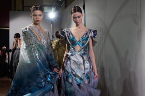 backstage-defile-iris-van-herpen-printemps-ete-2020-paris-coulisses-54.thumb.jpg.3e57317e8a5353b6a965cc89709f6a49.jpg