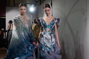 backstage-defile-iris-van-herpen-printemps-ete-2020-paris-coulisses-54.thumb.jpg.9ea9a5ae4cc7726fed11a48b2dd24934.jpg