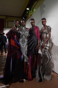 backstage-defile-iris-van-herpen-printemps-ete-2020-paris-coulisses-62.thumb.jpg.8e85ba3cae4454645747dc1f5dbf7171.jpg