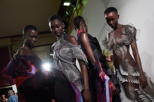 backstage-defile-iris-van-herpen-printemps-ete-2020-paris-coulisses-64.thumb.jpg.4cb5e00b2c44a50cf0d5e67893866aa4.jpg