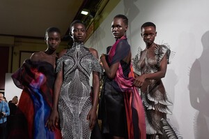 backstage-defile-iris-van-herpen-printemps-ete-2020-paris-coulisses-65.thumb.jpg.897770f3203a962cc97caf03d2b30f0a.jpg