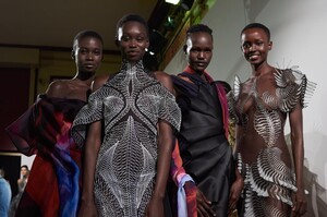 backstage-defile-iris-van-herpen-printemps-ete-2020-paris-coulisses-68.thumb.jpg.6b15a58c192c382f518f69e9b94f8832.jpg