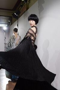 backstage-defile-iris-van-herpen-printemps-ete-2020-paris-coulisses-7.thumb.jpg.7b04f8a35348924273d1c3e312ae1514.jpg