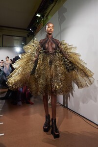 backstage-defile-iris-van-herpen-printemps-ete-2020-paris-coulisses-70.thumb.jpg.955d5542a8996d3ca72415ffc14f2209.jpg