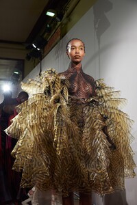 backstage-defile-iris-van-herpen-printemps-ete-2020-paris-coulisses-71.thumb.jpg.ea3b48e9f4f0d8209b72b151102382d3.jpg