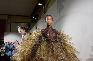 backstage-defile-iris-van-herpen-printemps-ete-2020-paris-coulisses-72.thumb.jpg.19ea099195956a37a742055de00e6136.jpg