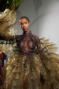 backstage-defile-iris-van-herpen-printemps-ete-2020-paris-coulisses-73.thumb.jpg.390858b78f26b8721c8b722f6260c3cf.jpg