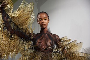 backstage-defile-iris-van-herpen-printemps-ete-2020-paris-coulisses-76.thumb.jpg.4af3cbc025bf04da1086c51ed6d47a58.jpg